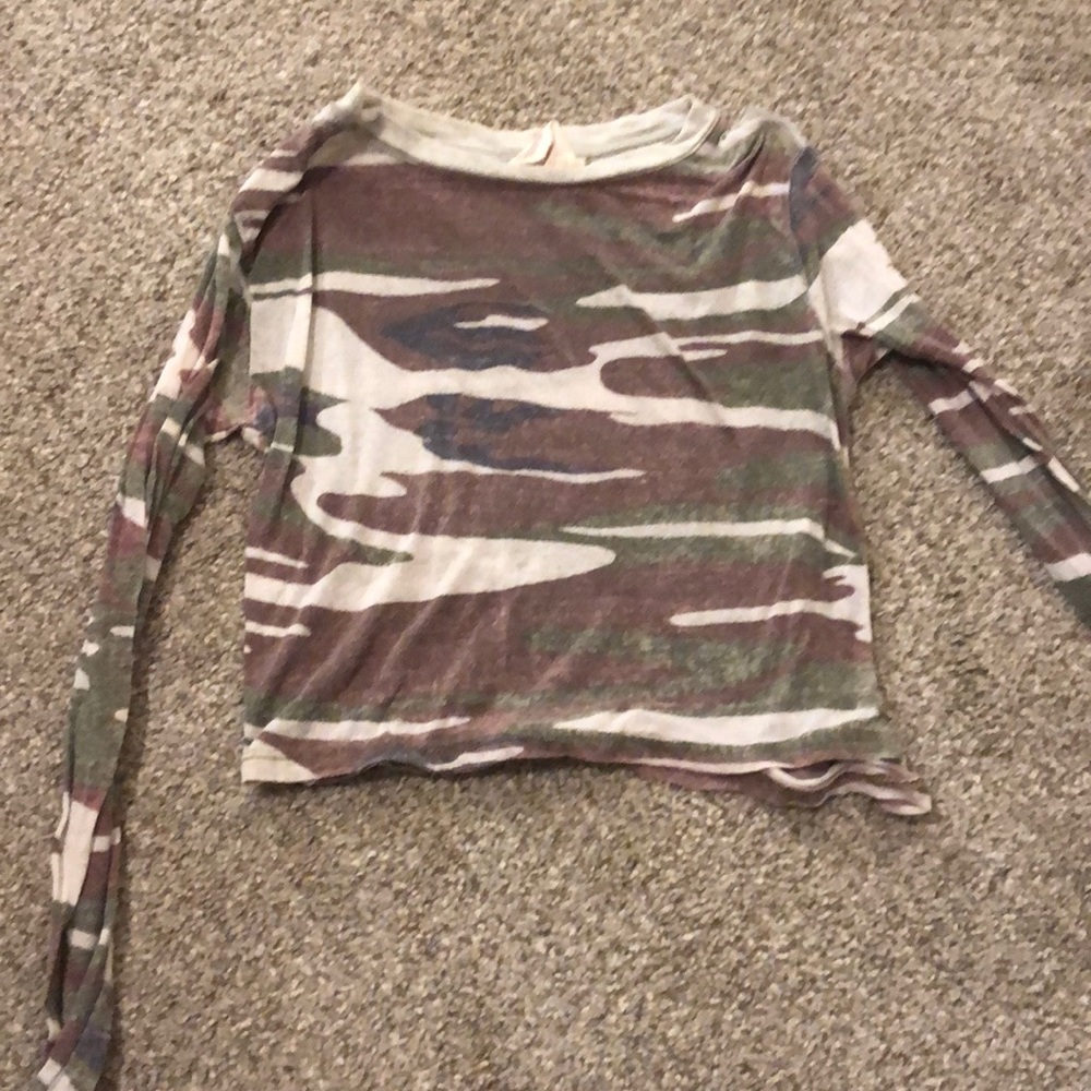 Camo cropped long sleeve tee!